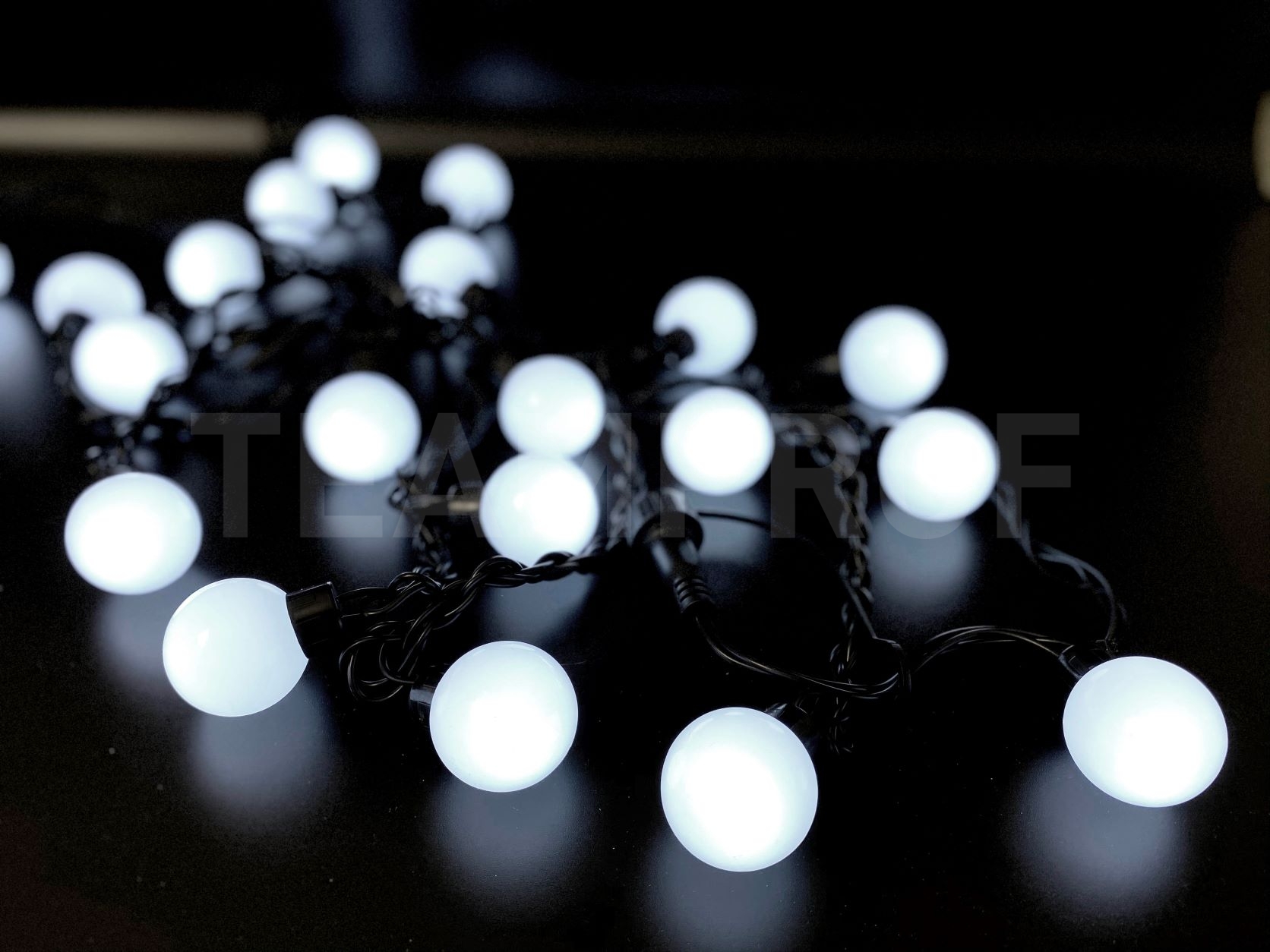 Светодиодная гирлянда большие шарики TeamProf 5 м, 20 шариков, 220 В, соединяемая, белая, чёрный провод TPF-S5-20C-40B-B/W