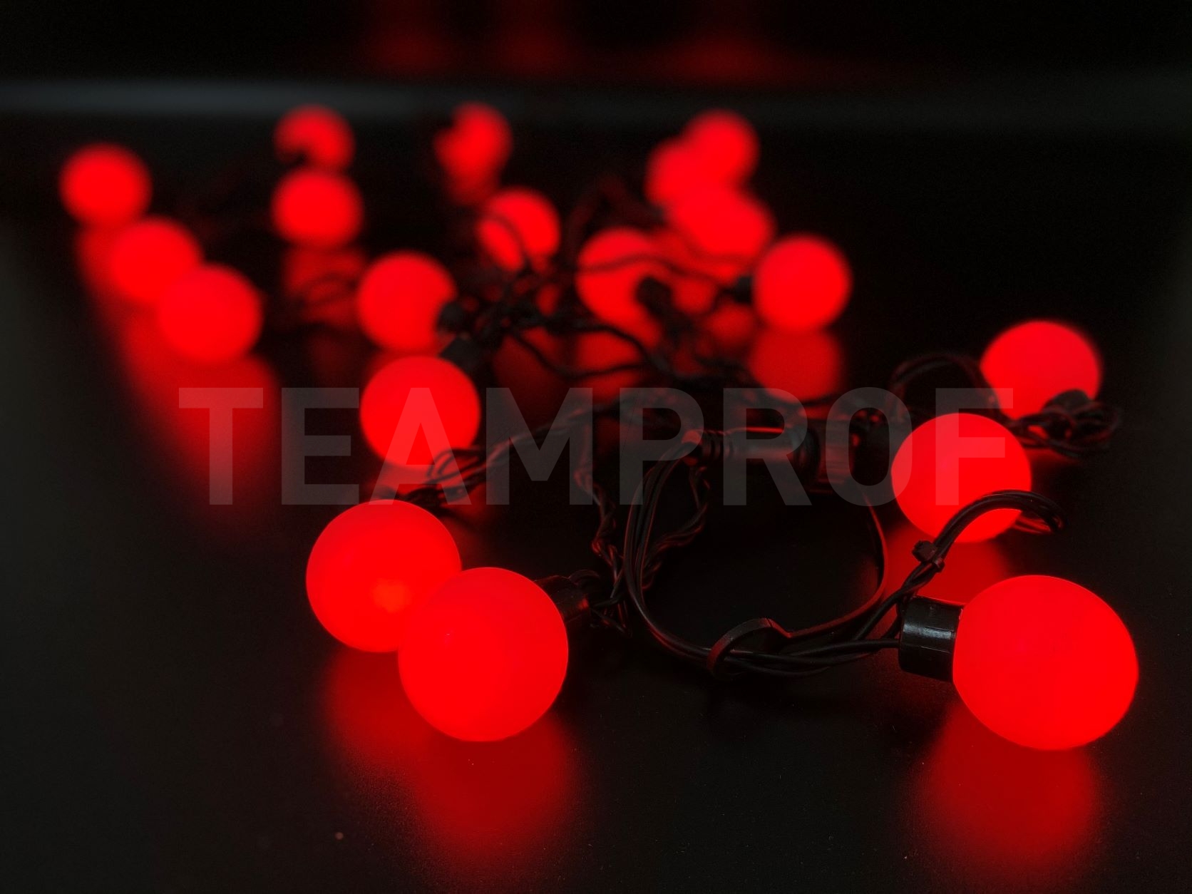 Светодиодная гирлянда большие шарики TeamProf 5 м, 20 шариков, 220 В, соединяемая, красная, чёрный провод TPF-S5-20C-40B-B/R